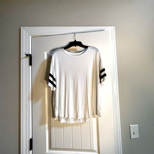 🐥American Eagle Outfitters Tee